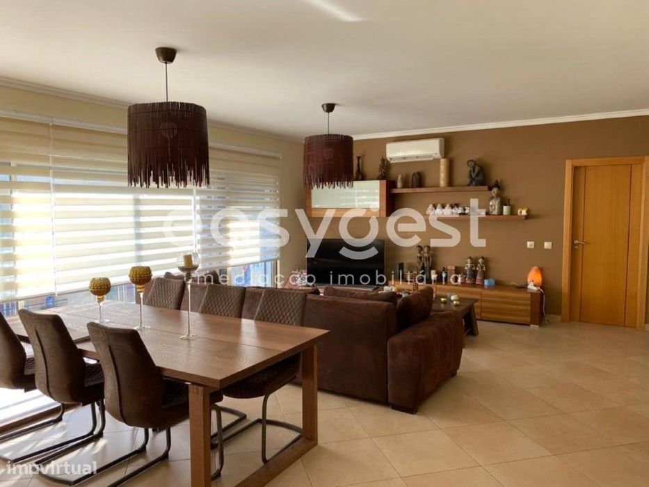 Apartamento Duplex T3 com excelentes áreas localizado numa urbanização