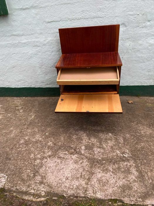 Продам тумбочку в стиле ретро (полированое дерево)