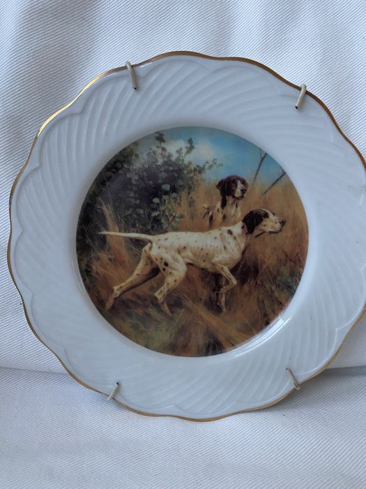 Dois pratos de cães de caça com 18 cms