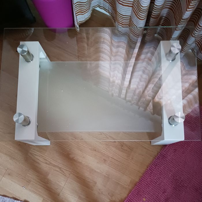 Mesa de centro em vidro e lacada de branco