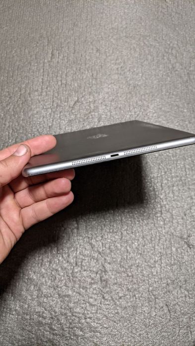 IPad 9.7 Air 16gb wifi + Bluetooth клавіатура Logitech айпад