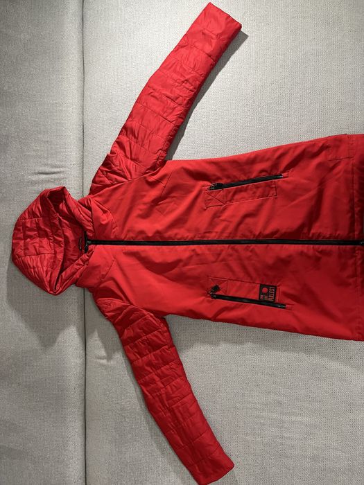 Жіноча червона куртка весна-осінь.