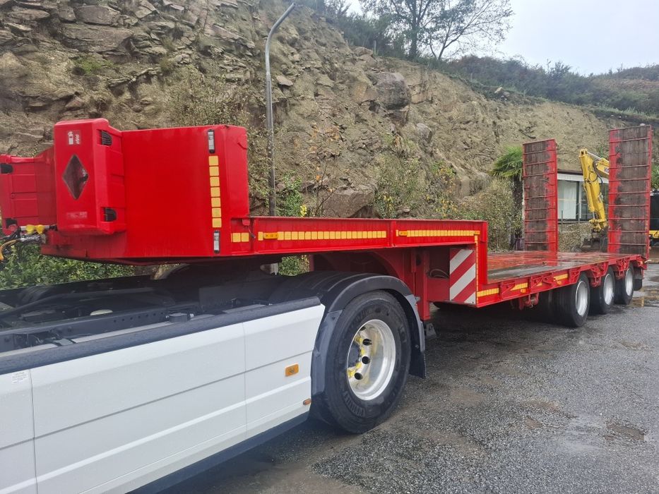 Semi-reboque porta máquinas