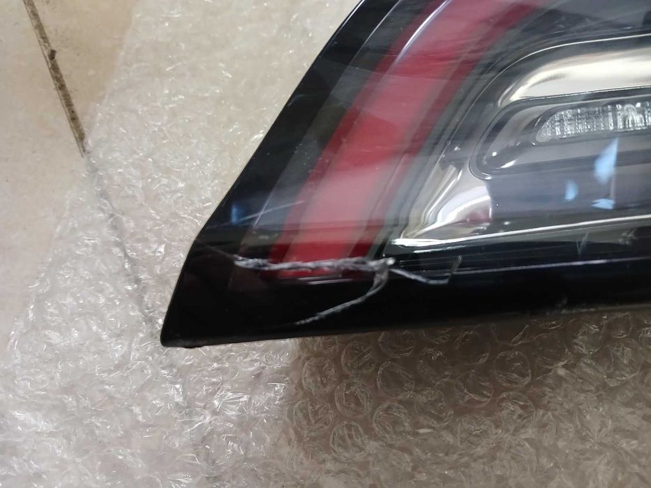 Фара Ліхтар задній правий в ляду Tesla Model 3 Тесла 2022 оригінал