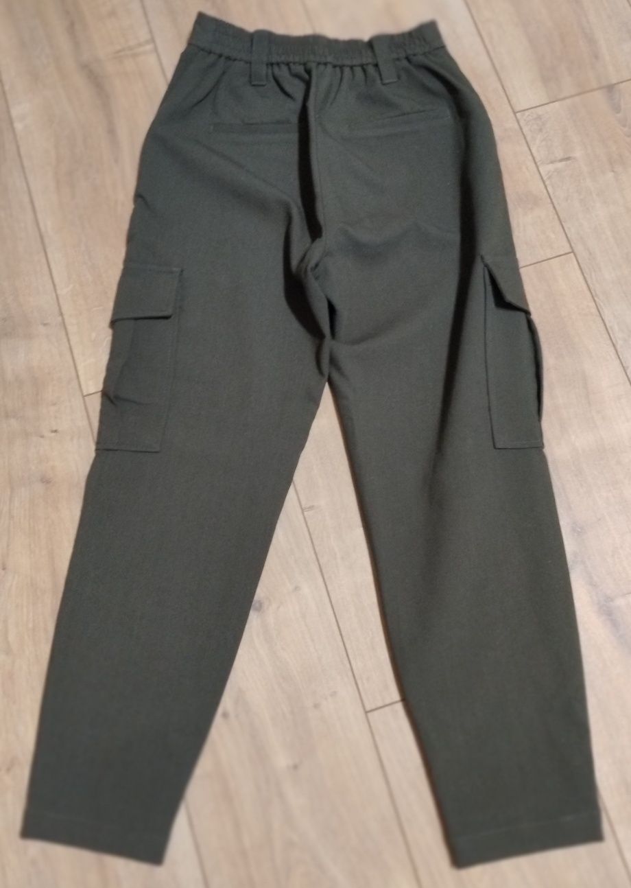 Bojówki materiałowe firmy Bershka