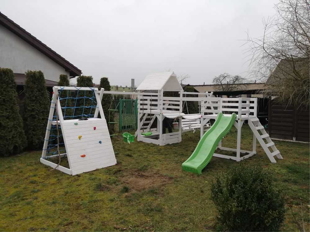 Plac zabaw scianka wspinaczkowa hustawki zjezdzalnia mostek