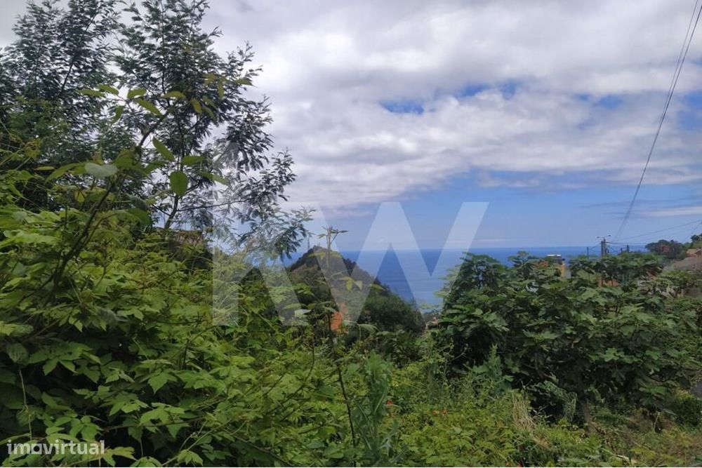 Terreno com 949m2 para construção, localizado no Campanário, cum uma r