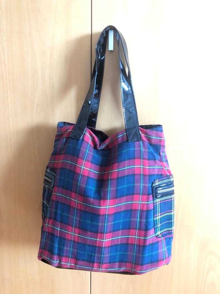 Mala / bolsa em tecido azul+vermelho e aplicações em verniz - Claire's