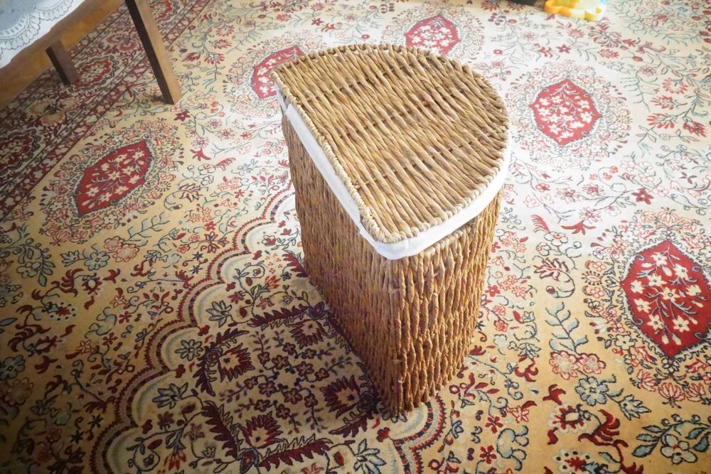 Kosz brudniak z trawy morskiej na drucianym stelażu