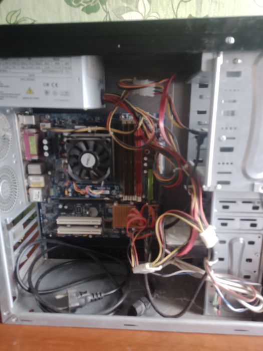 Продам комп. Оперативки 4 ГБ. Нет боковой  крышки на системнике.