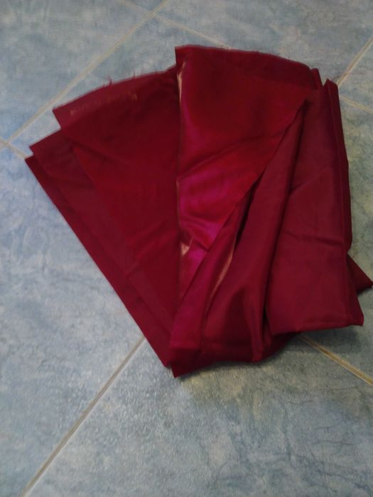 Cienki bordowy materiał