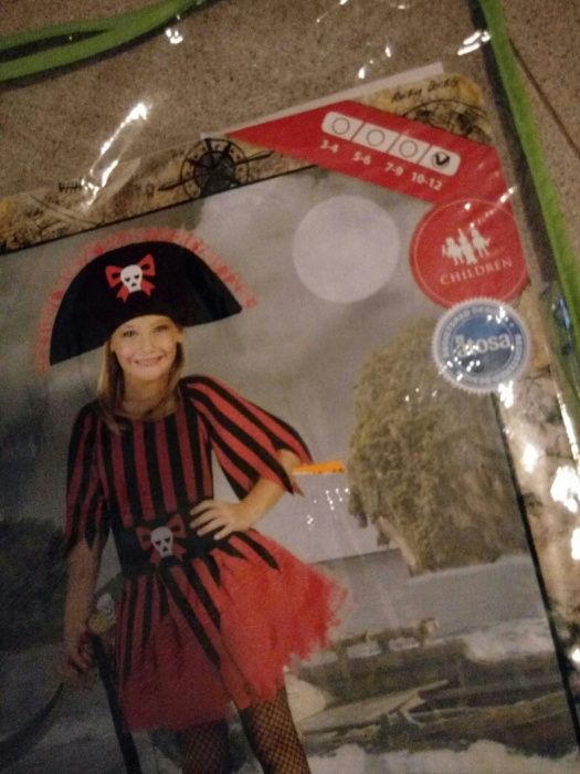 Vendo fato pirata menina