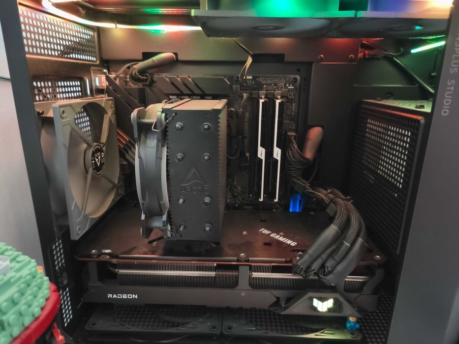 Computador desktop gaming muito estimado com caixa com LCD.