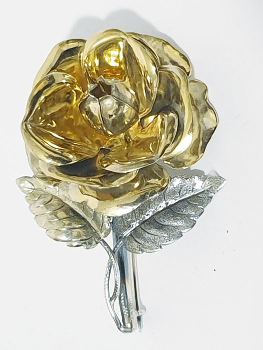 Maravilhosa antiga pregadeira com rosa em prata e prata dourada