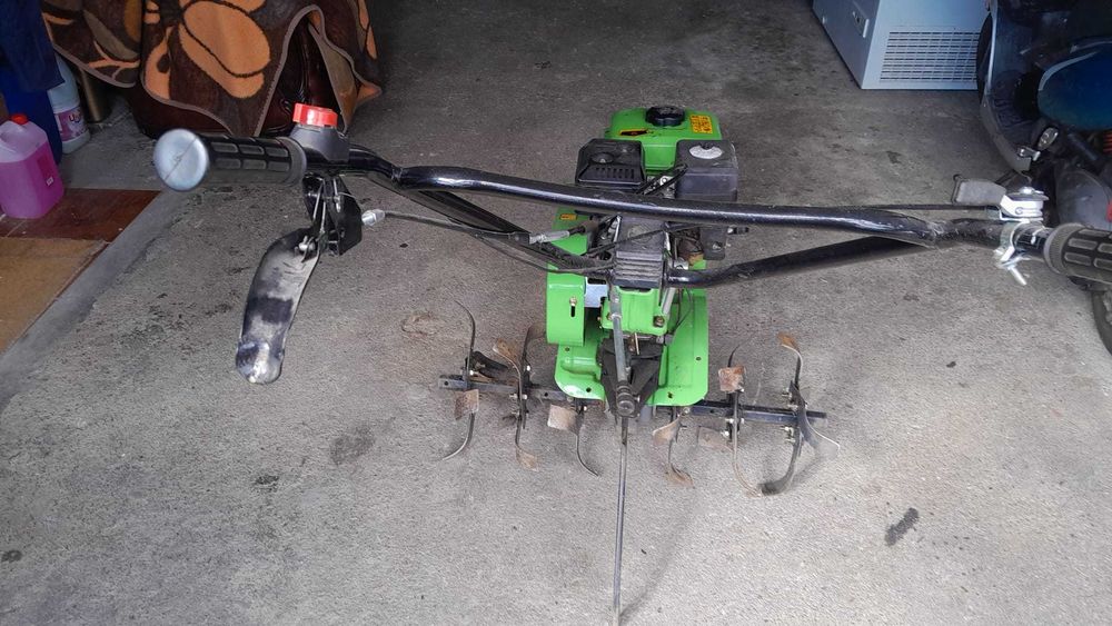 Moto enxada em bom estado