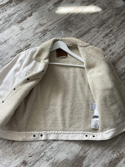 Продам жіночу джинсову куртку(шерпа) Levis