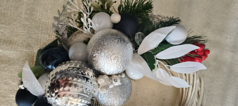 Świąteczny wianek bożonarodzeniowy – srebrno-granatowa elegancja z ren