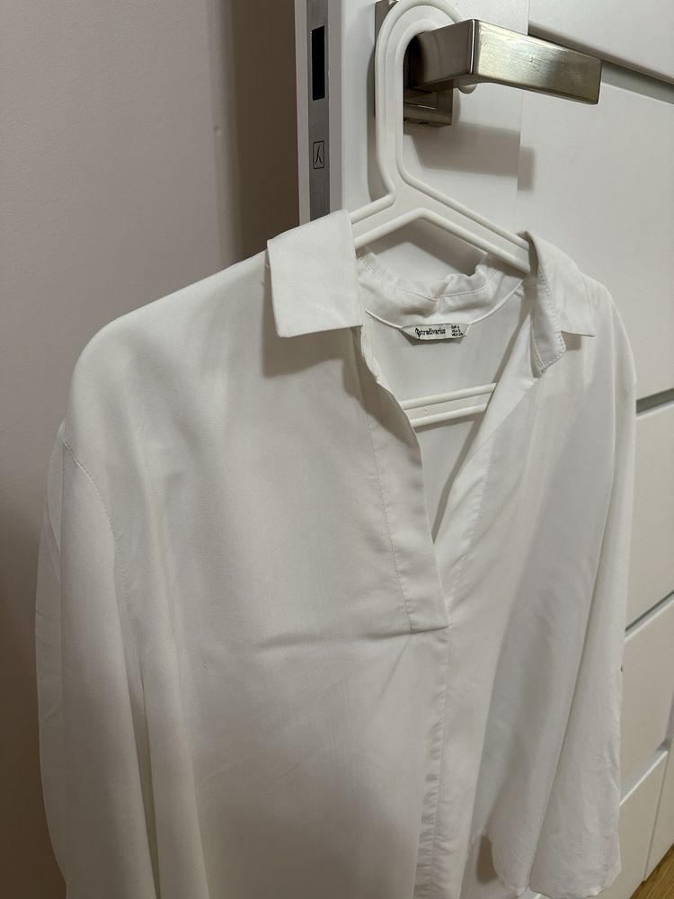 Biała koszula oversize krój z dużym dekoltem Stradivarius