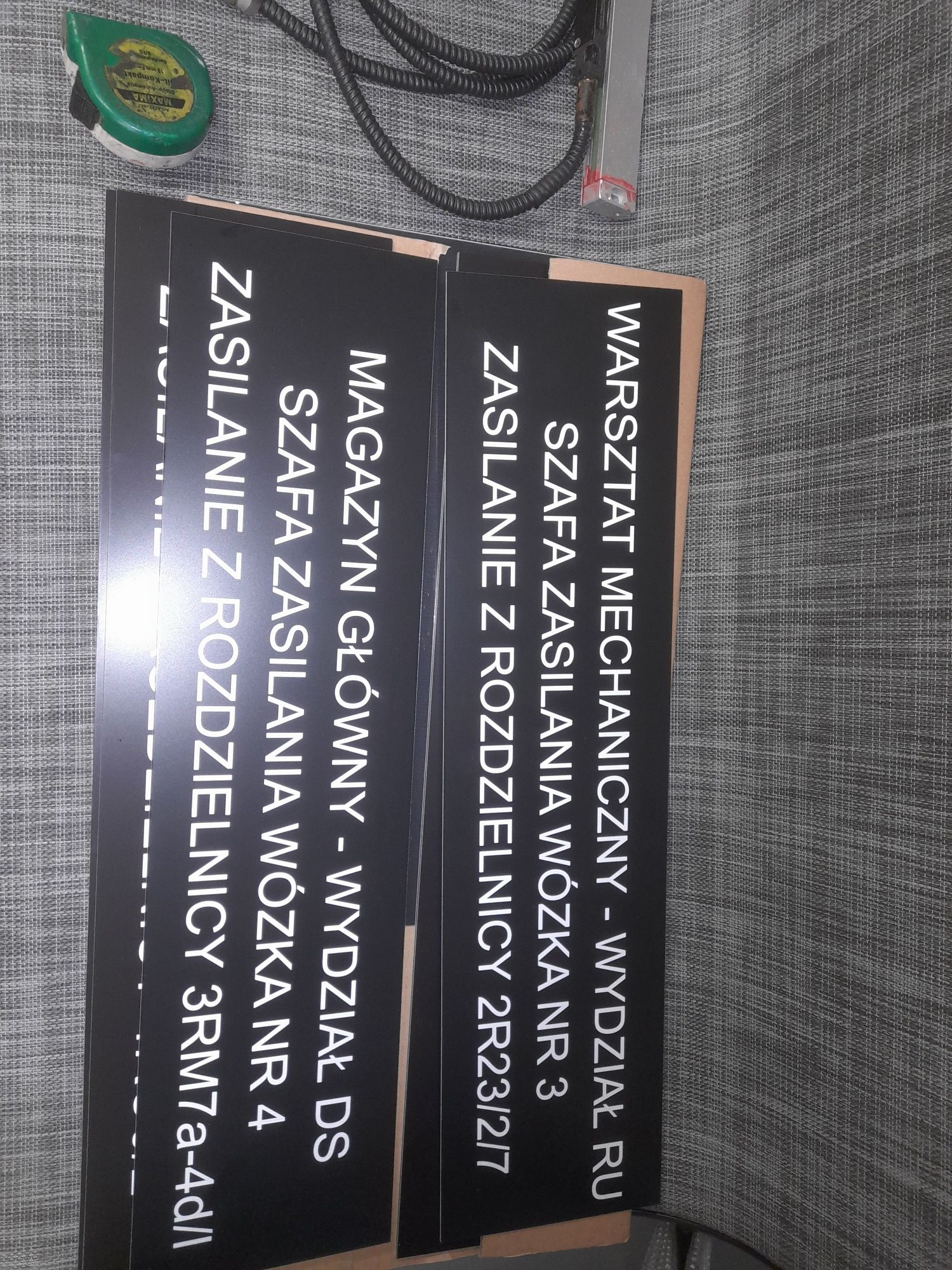 Grawerki na pulpity. Opisy na bezpieczniki.