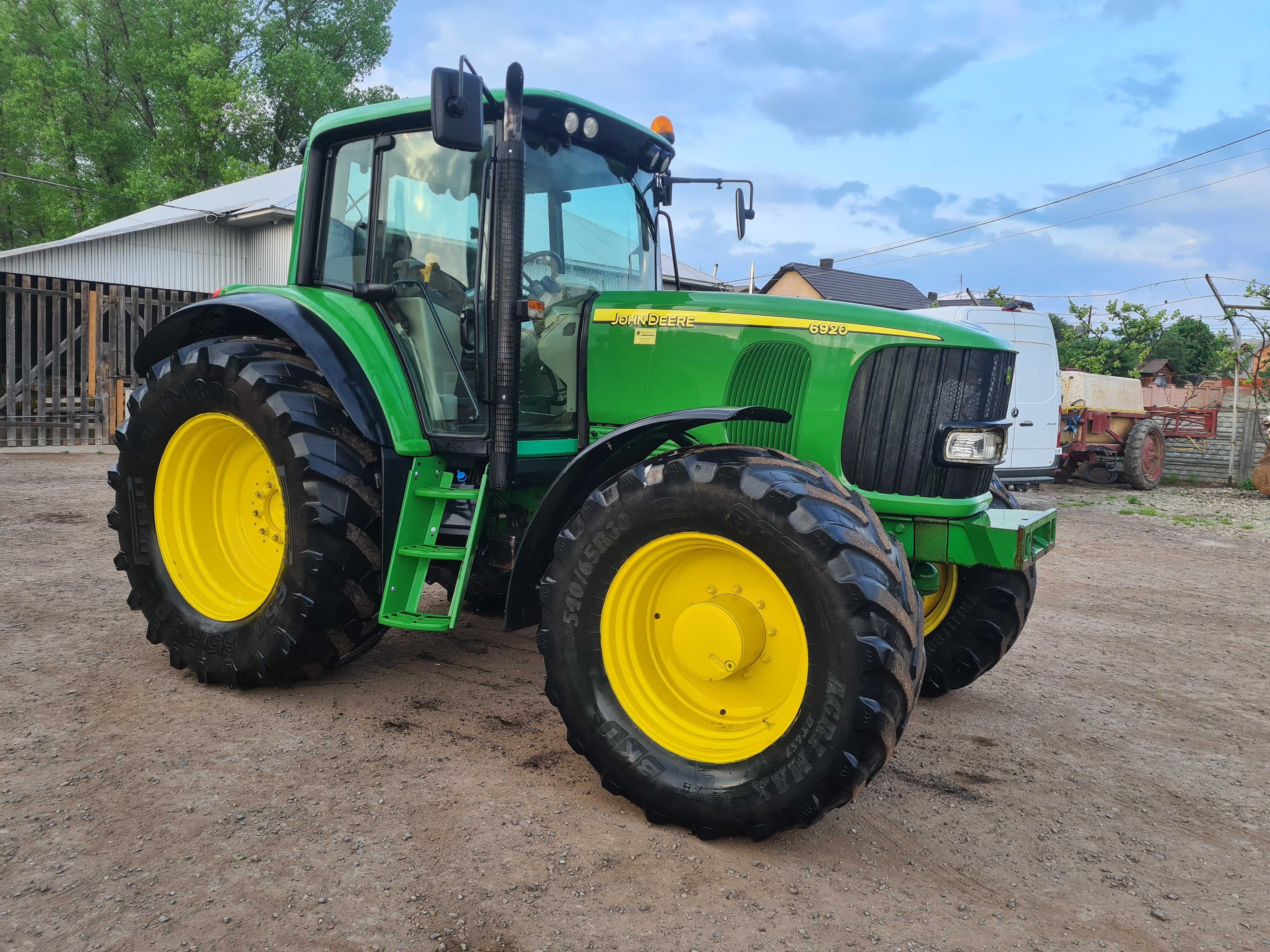 Трактор John Deere 6920