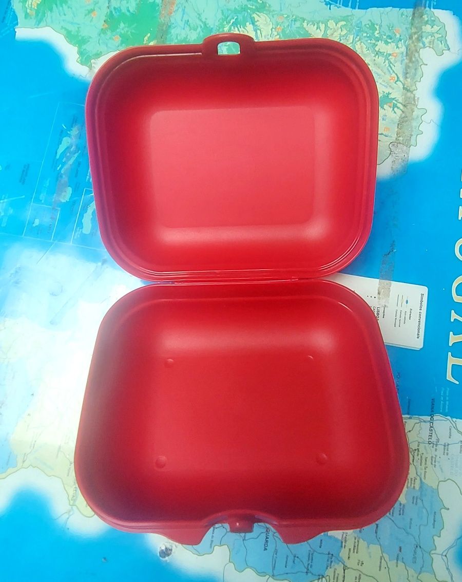 Lancheira Minions by Tupperware. 
Em vermelho com imagem Minions.
Dime