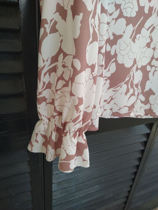 Blusa com padrão floral e folhos, romântica e elegante- Tam. XXL- Nova