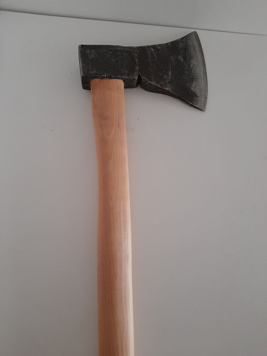 Stara siekiera ręcznie kuta