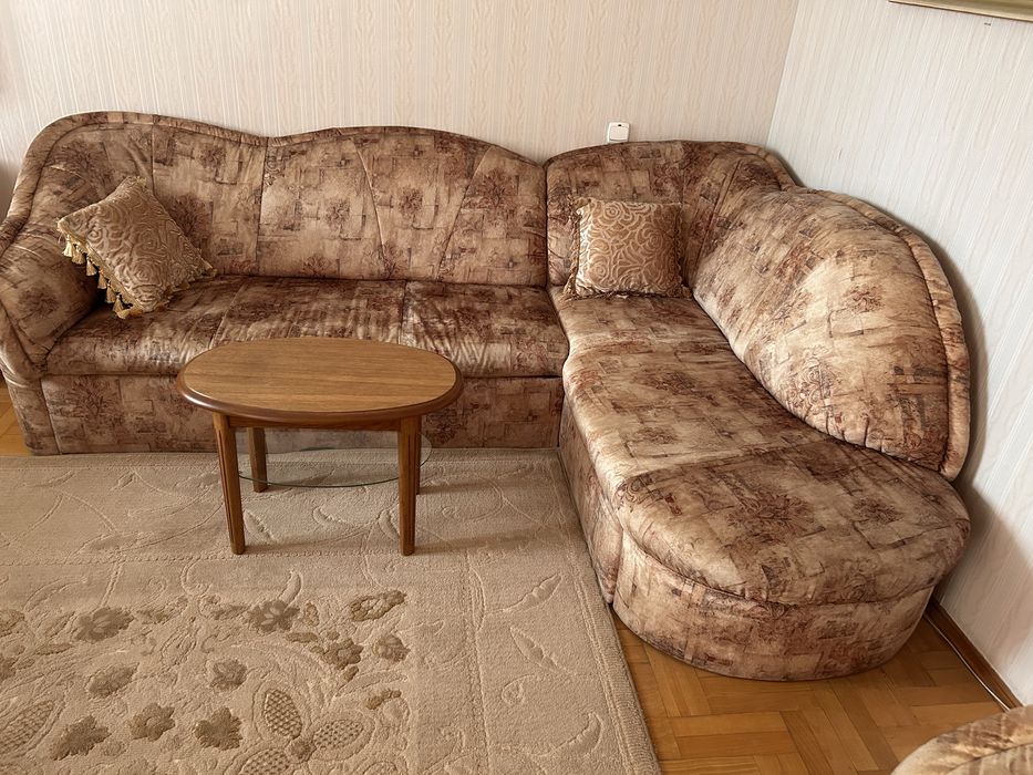 Narożnik z funkcją spania, fotel i stolik kawowy