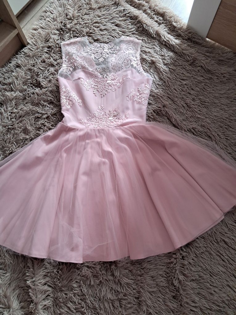 Różowa sukienka koronka