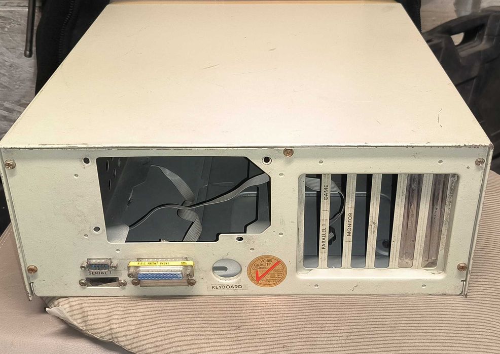 Obudowa z starego komputera