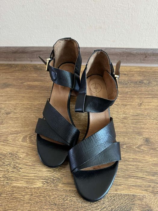 Шкіряні босоніжки, взувалися 2 рази, 370 грн.