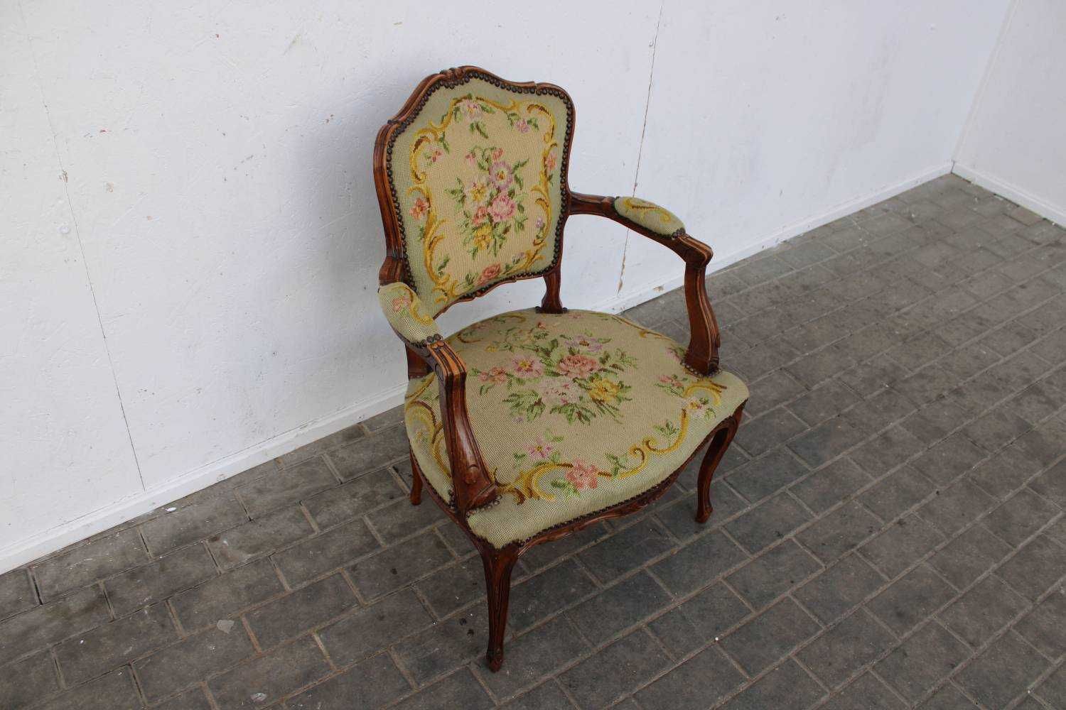 Stary tapicerowany fotel ludwikowski 357