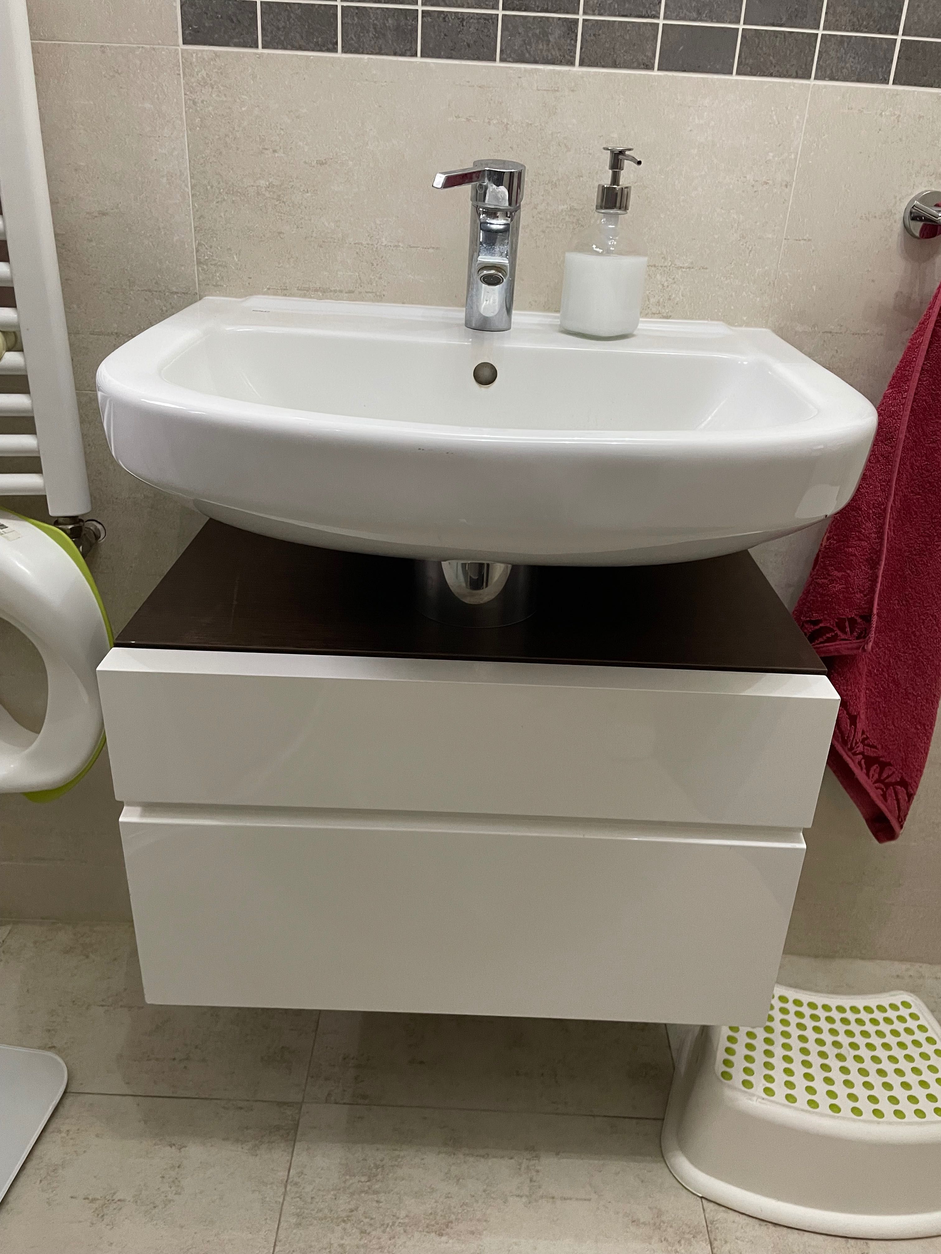 Szafka z umywalką i baterią