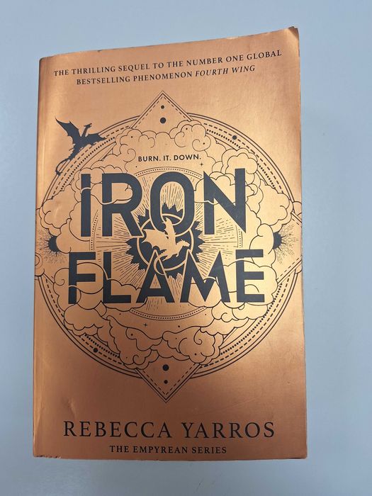Iron Flame - Livro em Inglês.