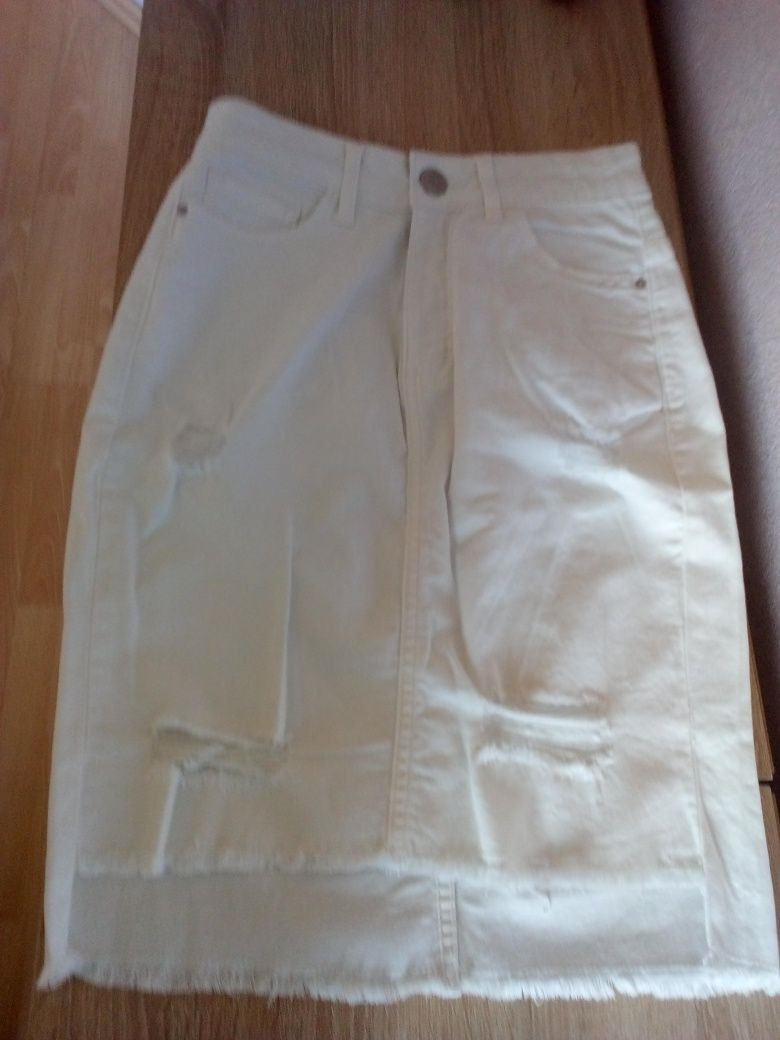 Jeansowa spódnica biała z przetarciami