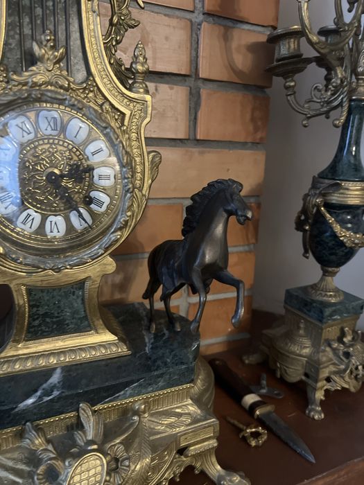 Камінний годинник з підсвічниками