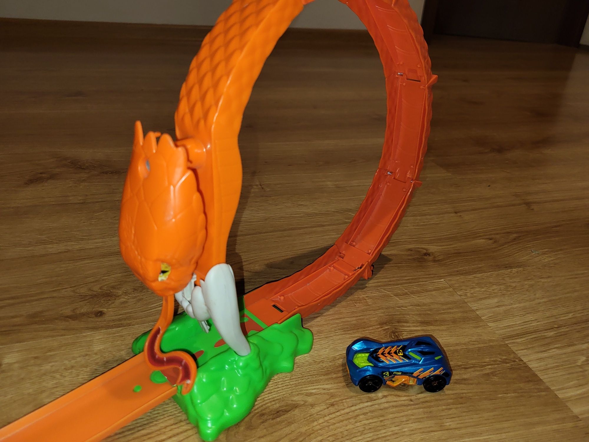 Tor hot wheels cobra coil + autko