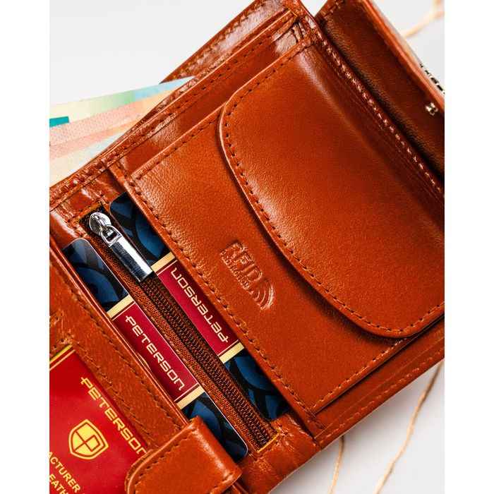 skórzany portfel damski w brązowym kolorze zamykany zatrzaskiem