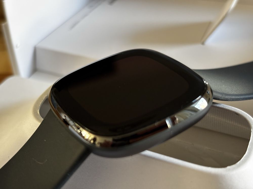 Nowy Fitbit Sense grafit, EKG, stres, monitoring glikemii