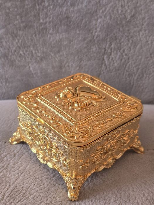 Piękna bogatozdobiona szkatułka metalowa w stylu Faberge Paris.