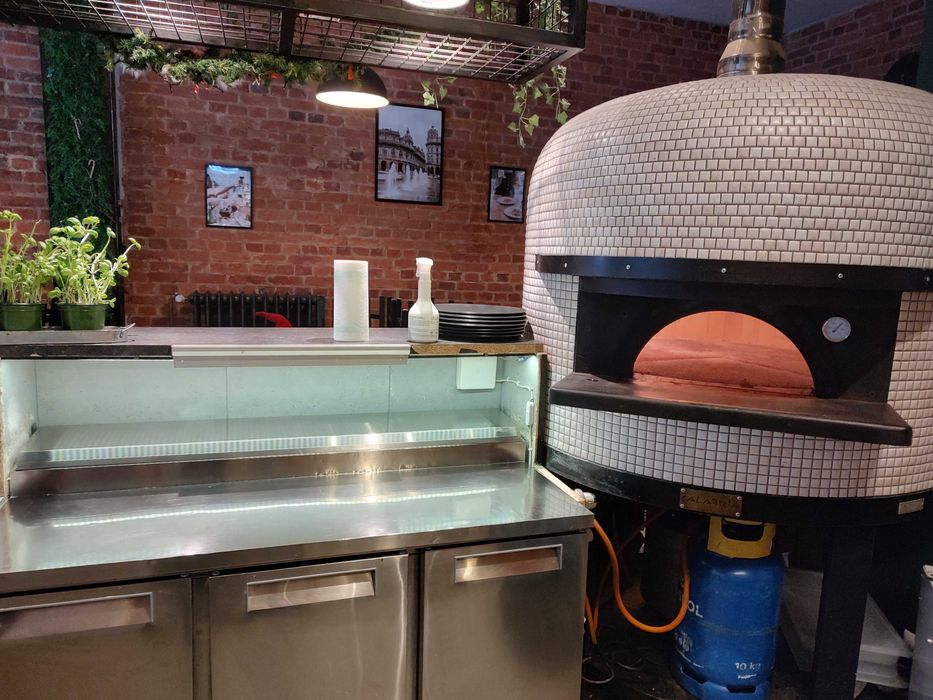 Pizzeria włoska z autentycznym piecem do pizzy, gotowa restauracja