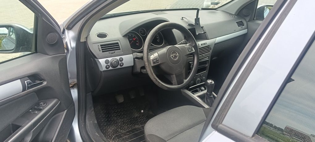 Sprzedam opla astrę h 2005r 1.6 PB 255000km