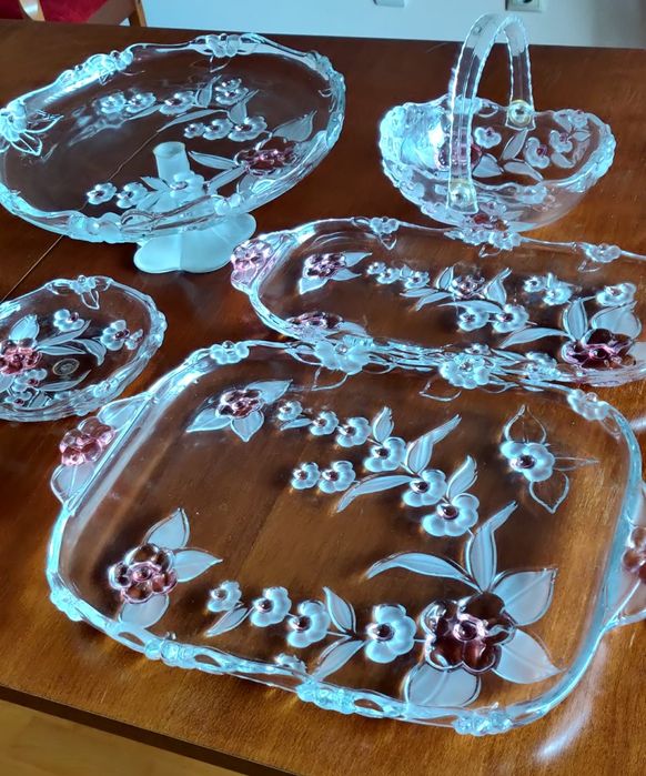 Cinco peças diferentes em vidro florido