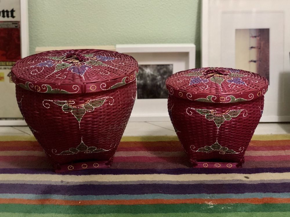 Duas cestas de vime pintadas á mao peruanas.