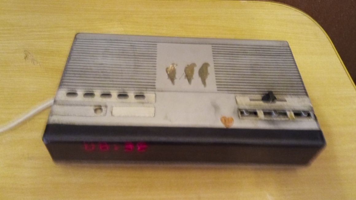 Stare radio-budzik z PRL