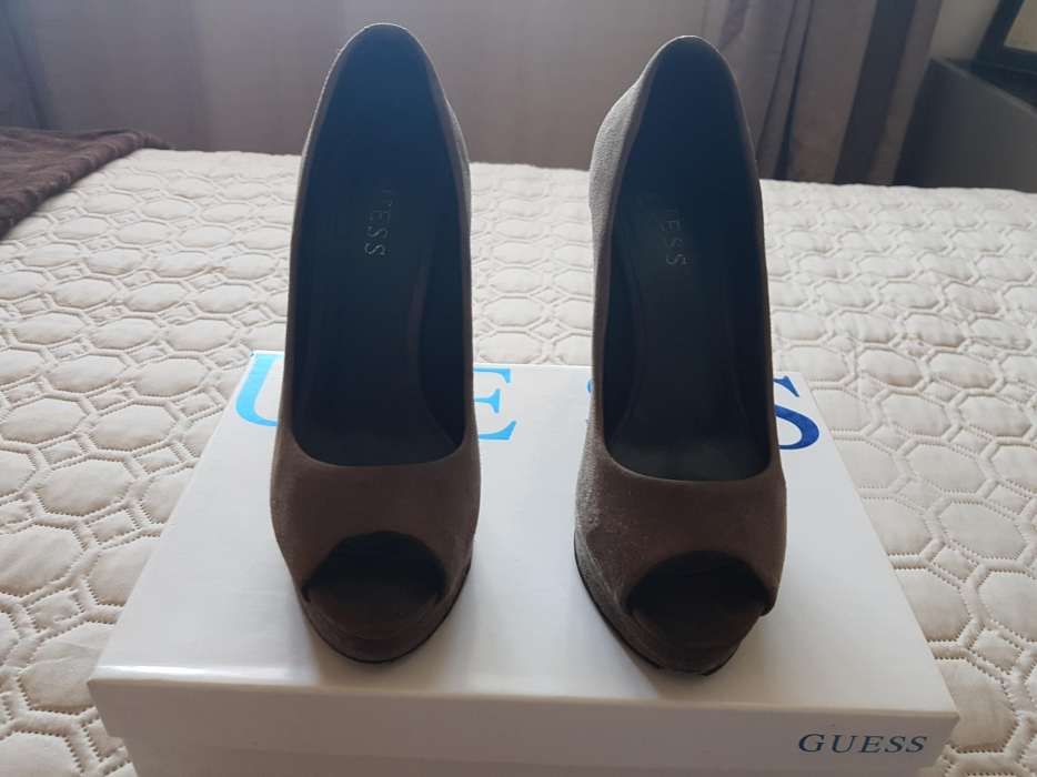 Sapato de salto alto, cor verde azeitona da marca Guess n°36