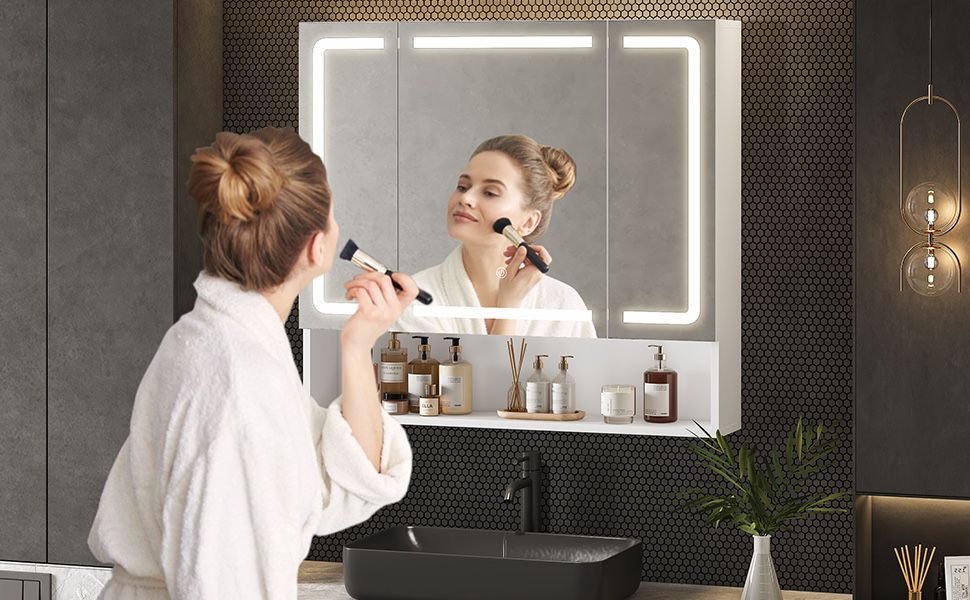 Szafka łazienkowa z lustrem i oświetleniem LED oraz gniazdkami