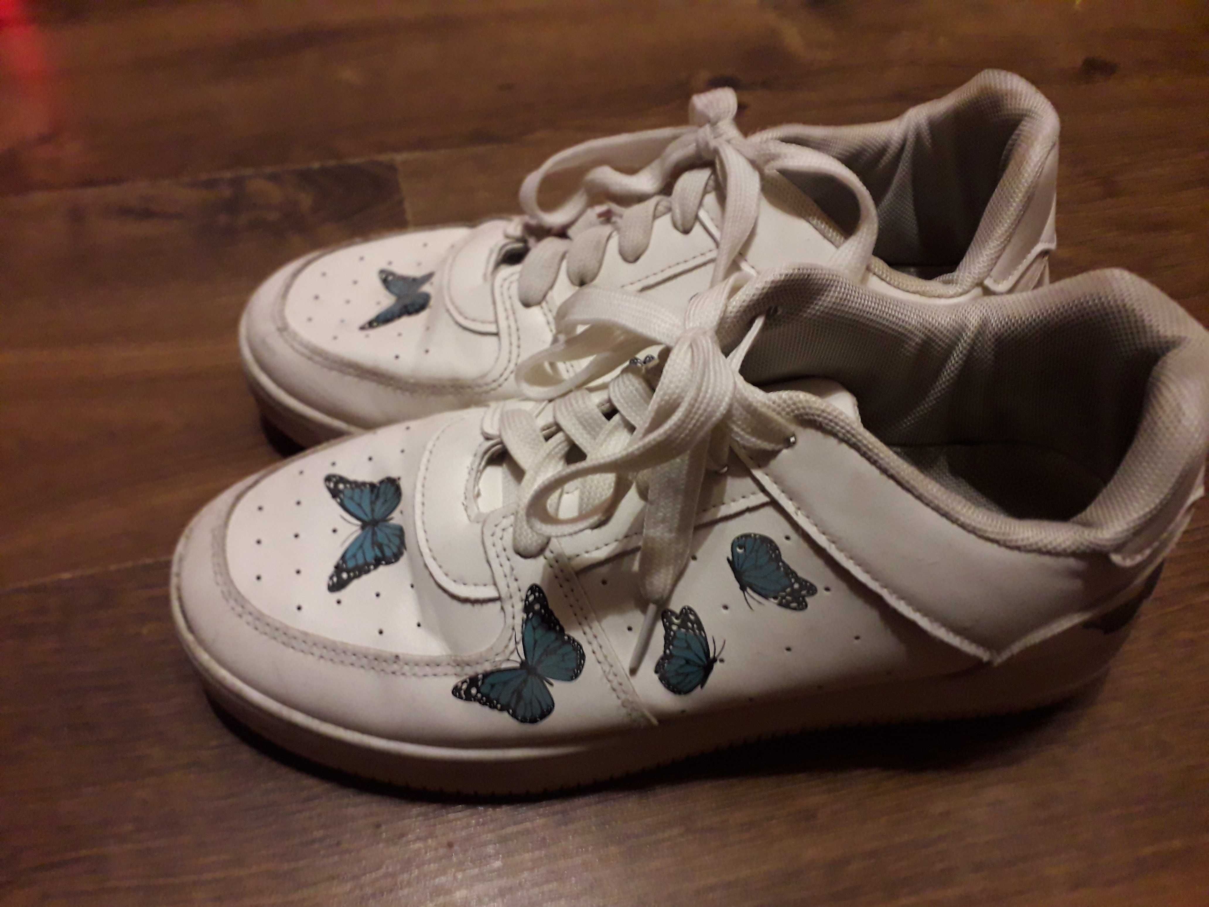 Cropp - Białe sneakersy w motyle