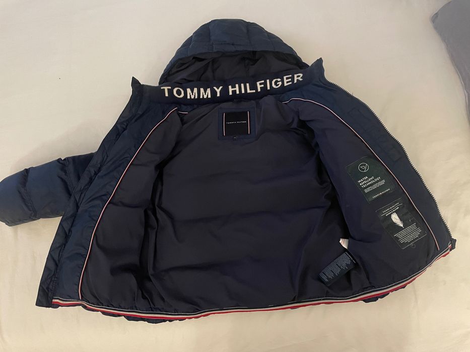 Blusão de penas da TOMMY HILFIGER. Em bom estado. Tamanho 128.