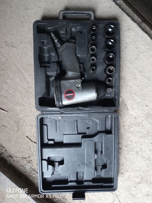 Пневмогайковерт .